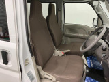 【フロントシート】さまざまな体格の方が快適に運転ができるよう配慮したシートになっております。