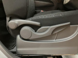運転席に座面を上下できるシートリフターが装備しており、ドライバーさんの体型によって最適なシートポジションで運転していただけます。