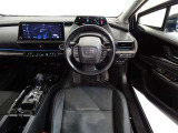 革巻きステアリングで快適な操作性の運転席です。