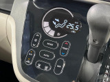 【オートエアコン】一度お好みの温度に設定すれば、車内の温度を検知し風量や温度を自動で調整。暑い&hellip;寒い&hellip;と何度もスイッチ操作をする必要はありません。快適な車内空間には必須の機能ですね♪