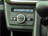 オートエアコンを装備しておりますので、四季を通じて車内を快適な温度に保つことが出来ます!高級感が有りますね!