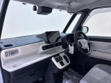 ダイハツのお店では、ダイハツ車を知り尽くしたプロフェッショナルが、専用の診断機器を使って各システムを点検しております。