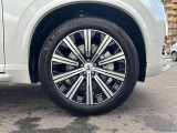 北欧流のラグジュアリーを体現したXC90。伝統的なスカンジナビアン・デザインを継承しながら、躍動感にあふれ優雅な雰囲気を身にまとう、新しい潮流を具現化したスタイリングです。