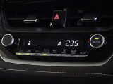 車内を快適に、オートエアコンを装備しています。