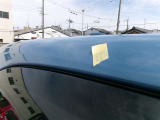 ルーフの運転席側後方にキズがあります。