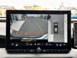 【パノラミックビューモニター】クルマを真上から見下ろした視点で駐車をサポートします!クルマの斜め後ろや真横など、いち早く障害物に気が付くことができます。