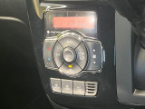 【オートエアコン】一度お好みの温度に設定すれば、車内の温度を検知し風量や温度を自動で調整。暑い&hellip;寒い&hellip;と何度もスイッチ操作をする必要はありません。快適な車内空間には必須の機能ですね♪