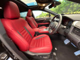 【専用スポーツシート】ホールド性に優れ、カーブ時の体が流れを抑制してくれます。また、体にフィットするから腰や背中が疲れにくく、ロングドライブや高速走行でも快適にお過ごしいただけます♪