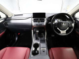 上質で落ち着いた印象のインパネ。視界も広々で運転しやすいです。