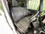運転席まわりには十分なスペースがあり、大柄な方でもゆったり運転していただける環境です。