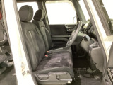 女性でも運転がしやすいように、シートの高さ調整機能(シートリフター)がついています。運転席と助手席の間が空いている為、助手席側への移動がスムーズです。交通量の多い道でも助手席側から乗り降りができます。