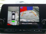 【アラウンドビューモニター】空から見下ろすような視点で、スムースな駐車と安全確認をサポートします。
