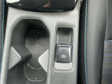 電動パーキングブレーキは、従来の足踏み式に比べ、しっかりと車をホールドしてくれるので安心です。女性の方には特に安心いただける装備です