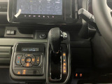 【インパネシフト】シフト操作のしやすいインパネシフトです。足元が広くなりすっきりしますので、大柄な方でも快適に運転ができます。