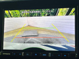 【バックカメラ】駐車時に後方がリアルタイム映像で確認できます。大型商業施設や立体駐車場での駐車時や、夜間のバック時に大活躍!運転スキルに関わらず、今や必須となった装備のひとつです!