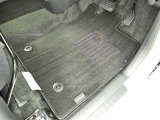 フロアマットも綺麗にクリーニングされています。