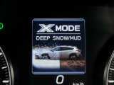 雪道や泥道などの悪路や、長い下り坂を走るのに適したX-MODE。4輪の駆動力やブレーキを緻密にコントロールする機能です。スタック、スリップ防止や下り坂での速度維持に役立ちます。