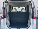 普段のお買い物や通勤、送迎等に十分な荷室スペースを確保しております。セカンドシートを倒すと、大きな荷物の積載も可能です♪