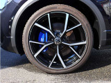 235/40R19タイヤ/8Jx19アルミホイール、ブルーブレーキキャリパー