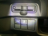 ハンドルの左下にETCとHondaセンシング用の、VSA(ABS+TCS+横滑り抑制)解除スイッチなどがついています。高速道路の料金所の通過も楽々です。 カードの取り出しもしやすい場所についています。