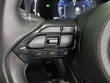 ステアリングには運転中でも簡単に操作できる各種スイッチついてます