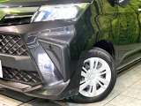 【LEDヘッドライト】悪天候や夜間走行時も良好な視界を確保し安心して運転できる高輝度LEDヘッドライトを装備!点灯速度が早く、消費電力も抑えられています。