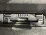 【ETC2.0(DSRC/ITSスポット)】ETCカードを挿入すれば料金所はノンストップで通過できます。ETC限定の割引や、高速道路の情報提供サービスを利用できます。
