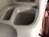 【ドリンクホルダー】ハンドルの右側にはドリンクホルダーが付いています。ちょうど手の届く所にありますので、とっても便利です♪