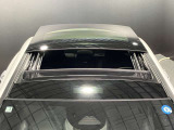 ★パノラミックルーフは、太陽の光を大きく取り入れあたかもオープンカーに乗っているような雰囲気をか持ち出します。非常に気持ちよく過ごせるオプションとなっております。