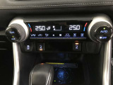 左右独立温度コントロールフルオートエアコンです。運転席、助手席それぞれで独立して温度設定ができます。冷え性の方が乗っても安心ですね♪