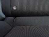 シートベルトを使わずチャイルドシートとクルマの固定金具を連結するだけのカンタンでガッチリ固定できるISOFIXがございます