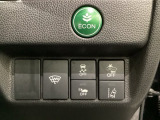 Hondaセンシング用の、VSA(ABS+TCS+横滑り抑制)解除と路外逸脱抑制機能のオンオフスイッチなどはハンドルの右側に装備しています。燃費に役立つECONボタンもここです。