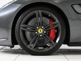 カラード・ブレーキ・キャリパー(Rosso Corsa)を装着しております。ダークグレーの足元に力強い赤の差し色が入り、スポーティな印象を際立たせます。