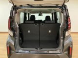 リヤシートの背もたれを左右倒すと、トランクスペースが開放的に広がり荷物もたっぷり収納可能です。