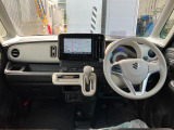 【インテリア】足元広々インパネシフト♪運転席から助手席への移動もラクラク♪運転席・助手席SRSエアバッグとSRSカーテンエアバッグ、フロントSRSサイドエアバッグ、6つのエアバッグを装備で安全装備充実