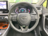 インテリアに合わせたデザインのステアリングは、運転される方のことも考え、運転しやすい形状、大きさです。是非一度、実際に触ってお確かめください。