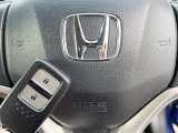 【Hondaスマートキー】カバンやポケットに入れたままでもドアの施錠・解錠が可能なスマートキーを装備。エンジンのオン・オフ時もカギを取り出す必要が無いからとっても便利です♪