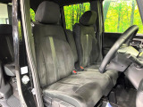 運転席まわりには十分なスペースがあり、大柄な方でもゆったり運転していただける環境です。