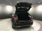 トランク容量は同一他社車両より広く、旅行やゴルフ等様々な場面で役立ちます。