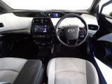 革巻き(合皮製)ステアリングで快適な操作性の運転席です。