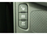 【EVドライブモード】駆動用電池から電力を供給し、電気モーターのみを使って走行するモードです。早朝・深夜の駐車場などで、騒音や排気ガスを気にすることなく走行することができます。