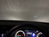 ヘッドアップ・ディスプレイ(HUD)現在のスピードや、前方の車線情報など、運転に必要な情報を、目の前のウインドウガラスに表示する機能です。これにより、目線の移動が少なく済み、安全です。