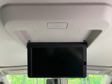 【フリップダウンモニター】大画面モニターで後席でもエンタメをお楽しみいただけます。小さなお子様にも大人気の装備です♪