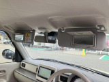 サンバイザーにはバニティミラーとチケットホルダーがついています。