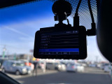 【ドライブレコーダー】映像・音声などの運転中の記録を残します。事故などを起こした起こされた時の証拠になりえますので、もしも時でも安心ですね。