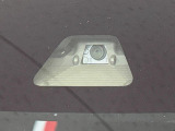 【スマートアシスト】走行中に前方の車両等を認識し、衝突しそうな時は警報とブレーキで衝突回避と被害軽減をアシスト。より安全にドライブをお楽しみいただけます。