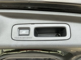 お好みの位置で止められるメモリー機能付の電動リアゲートです!後ろが狭い駐車場でもスムーズに荷物を積めて、さらに背が低い人の手がムリなく届く高さで止めることも可能です!