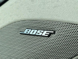 【BOSEサウンドシステム】メーカーオプションの高品位サウンドシステムを搭載。専用のチューニングが施された大小様々なスピーカーから良質なサウンドが奏でられ、臨場感あふれる音響空間を演出します。