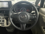 【ステアリング】軽い力で扱いやすいハンドルです。目立つ傷やスレなどなく綺麗な状態です。除菌プランいれていただくとさらに快適に。清潔なお車はお子様にも安心ですね。