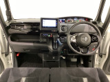 車内は光触媒抗菌消臭施工済です。スタイリッシュなデザインでスポーティなインパネ周りを演出します。グローブボックスやカップホルダーのほかにトレーなどたくさんの収納スペースが付いています。